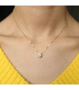 Thin and round necklace with stone